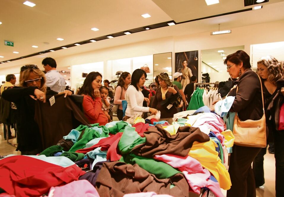 Diversas tiendas departamentales incursionan también en el mercado de moda usada en el país, detallan. Foto: Archivo / EL UNIVERSAL