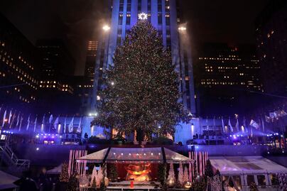 Iluminan árbol de Navidad de Nueva York