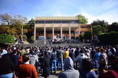 Despiden su universidad con “Las Golondrinas”; inicia demolición tras sismo