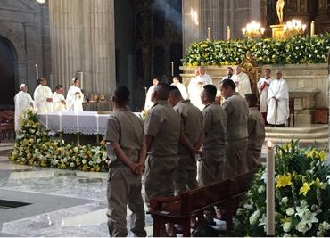 Aguiar Retes lava pies a 12 reos de penales capitalinos