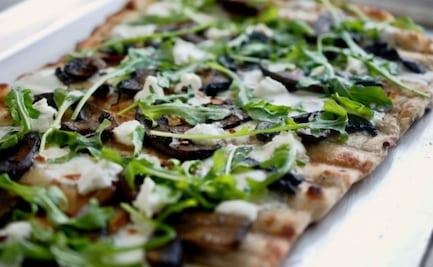 Flatbread con crema de hongos y mermelada de cebolla para papá