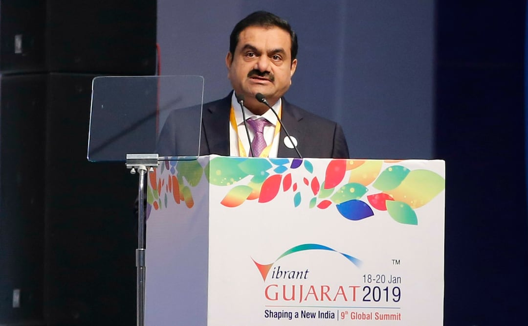 El presidente del grupo Adani, Gautam Adani, habla durante la inauguración de la 9ª Cumbre Global Vibrant Gujarat en Gandhinagar, India. Foto: AP