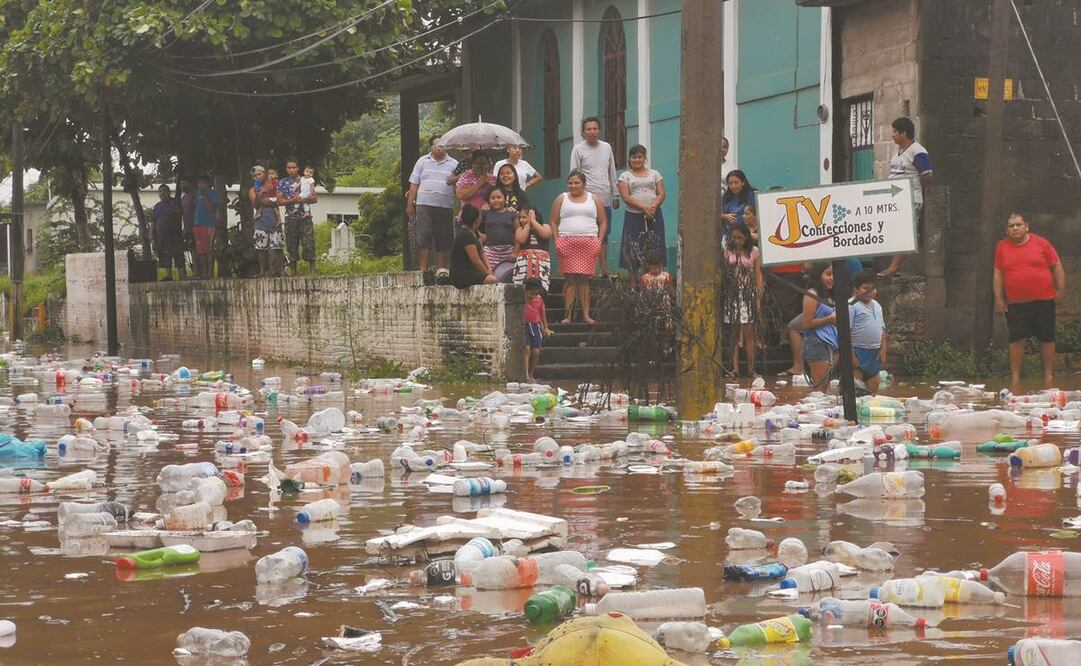 En Juchitán, el río Los Perros se desbordó en las partes más bajas de la ciudad, arrastrando basura a su paso que vecinos intentaron recoger. Foto: Roselia Chaca/El Universal.