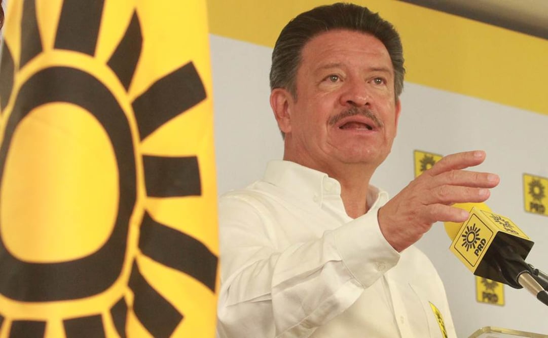 El presidente del PRD aseguró que el DT de la selección mexicana cometió un delito electoral. 