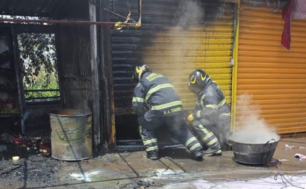 Falla en manguera de gas provoca incendio en dos puestos de Iztapalapa; atienden a una persona por inhalación de humo.
Foto: Especial.