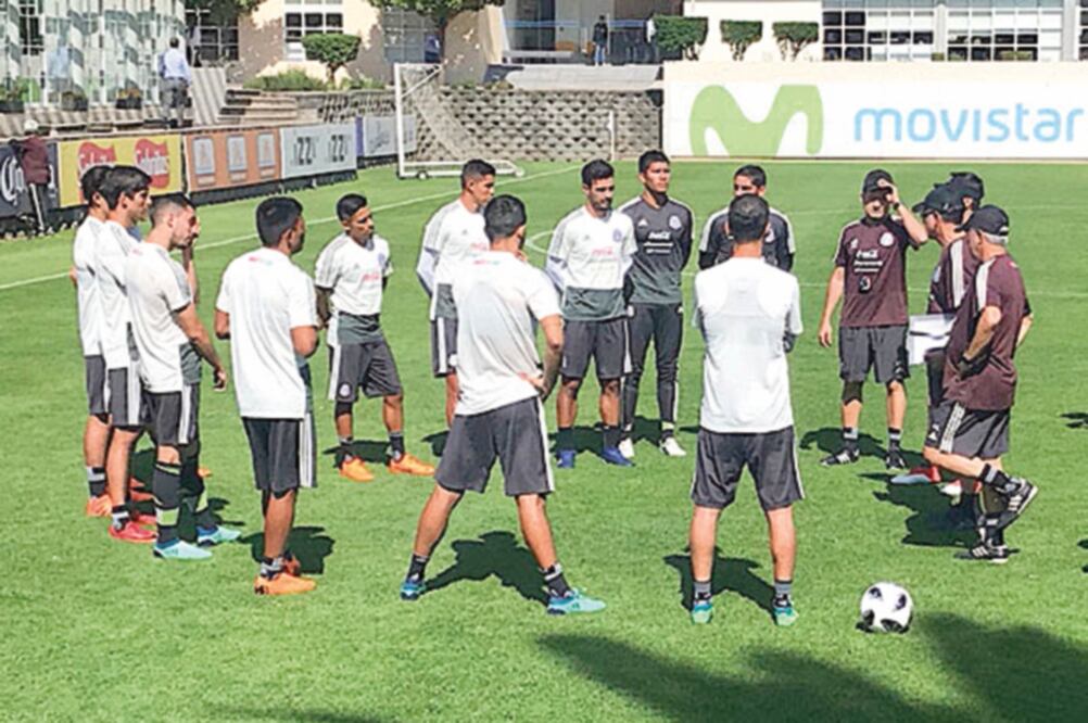 El estratega colombiano tuvo que llamar a dos de la Sub-21 para completar el equipo de trabajo rumbo a Rusia. (FEMEXFUT)