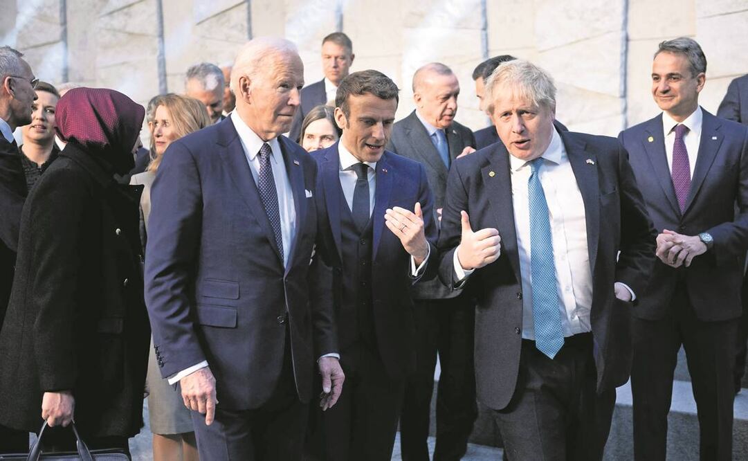 El presidente de EU, Joe Biden, con el mandatario de Francia, Emmanuel Macron, y el premier británico, Boris Johnson, en la sede de la OTAN. Foto: Brendan Smialowski/AFP