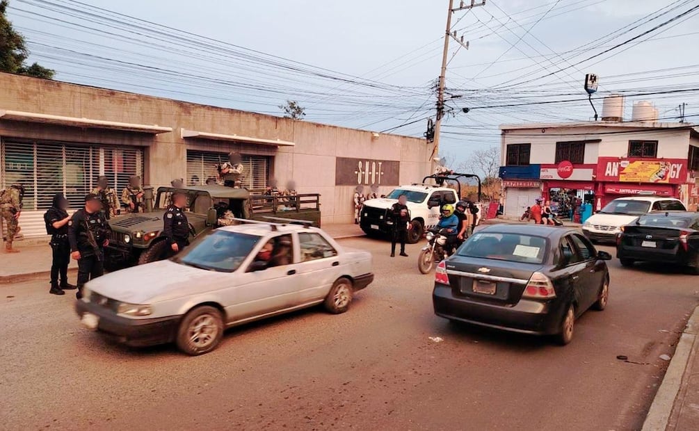 Se instalaron filtros de revisión para automóviles y motocicletas, apoyados por unidades del Registro Público Vehicular y binomios caninos. Foto: Especial