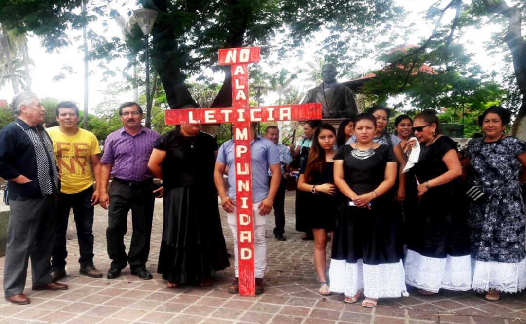 Juchitecas piden justicia por el asesinato de Leticia, frente al palacio municipal. Visten sin colores ni brillos, porque están de luto. (ROSELIA CHACA. EL UNIVERSAL)