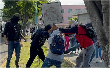 Normalistas protestan contra agresiones de policías en Morelia, Michoacán; causan destrozos