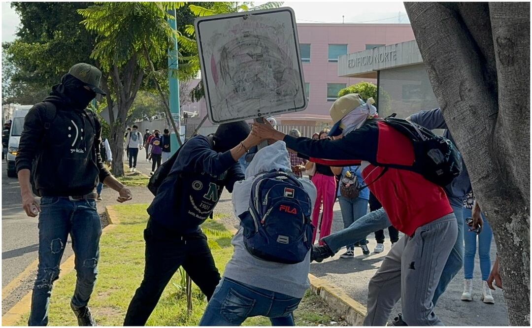 Este 15 de octubre, normalistas protestan contra agresiones de policías en Morelia, Michoacán. Foto: Charbell Lucio / EL UNIVERSAL