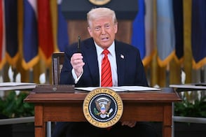 Trump firma orden para que bancos revisen el estatus migratorio de sus clientes; es menos agresiva de lo esperado