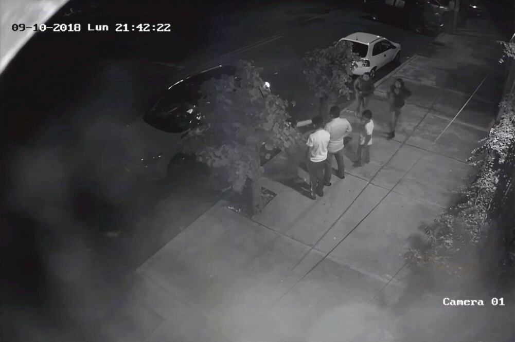 Dos mujeres jóvenes y un hombre armado con una venda en la mano derecha, amagaron a los padres y a sus dos hijos menores para descender de la camioneta (TOMADA DE VIDEO)