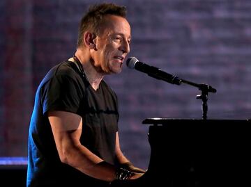 Bruce Springsteen detiene concierto y critica política migratoria de Trump