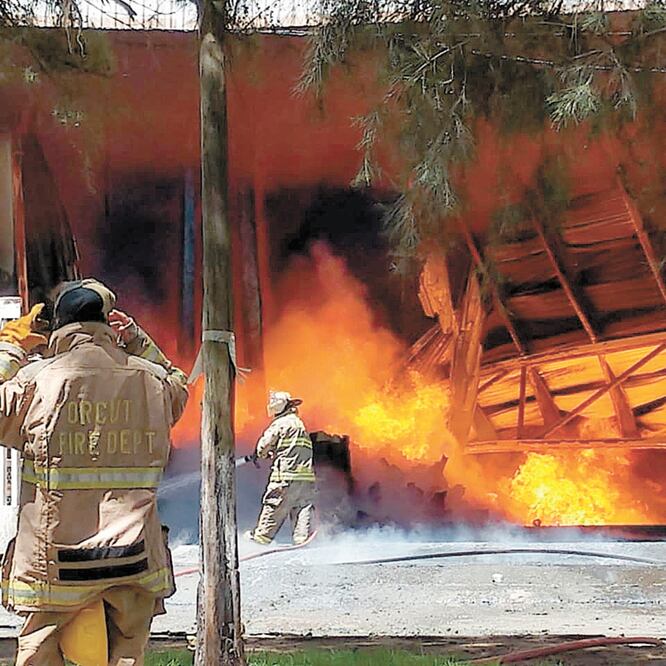 Aunque el incendio se originó en la mañana, los trabajos para sofocarlo se prolongaron hasta la noche debido a los materiales inflamables. CHARBELL LUCIO. EL UNIVERSAL