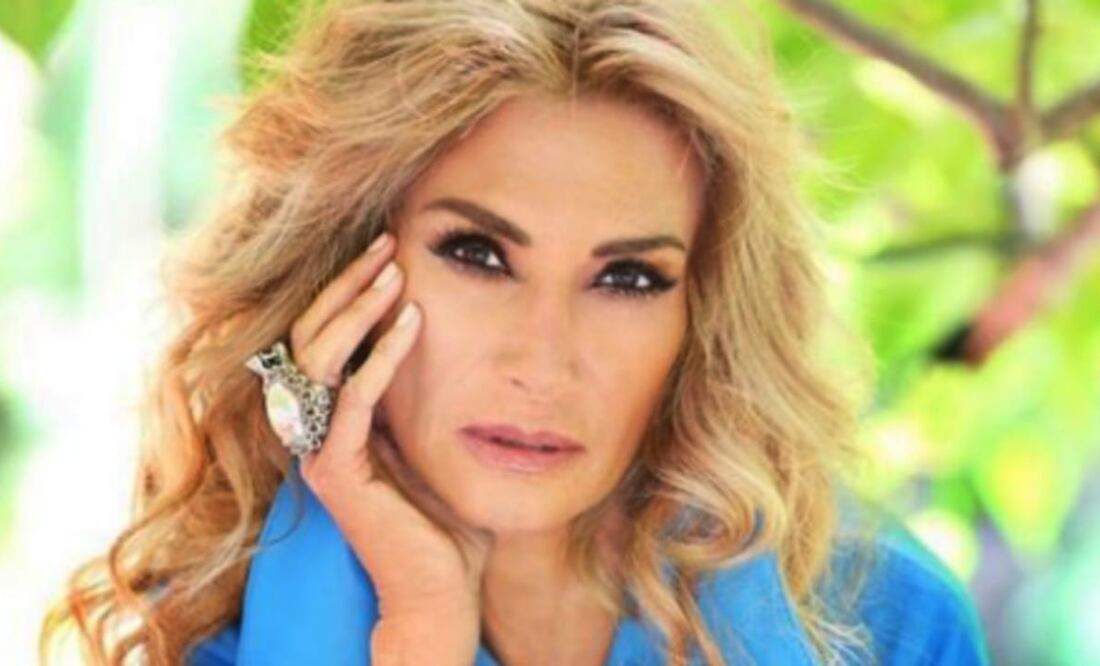 Adela Micha compartió sus diferentes estilos para llevar sus tenis de lujo. Foto: Instagram @adelamicha