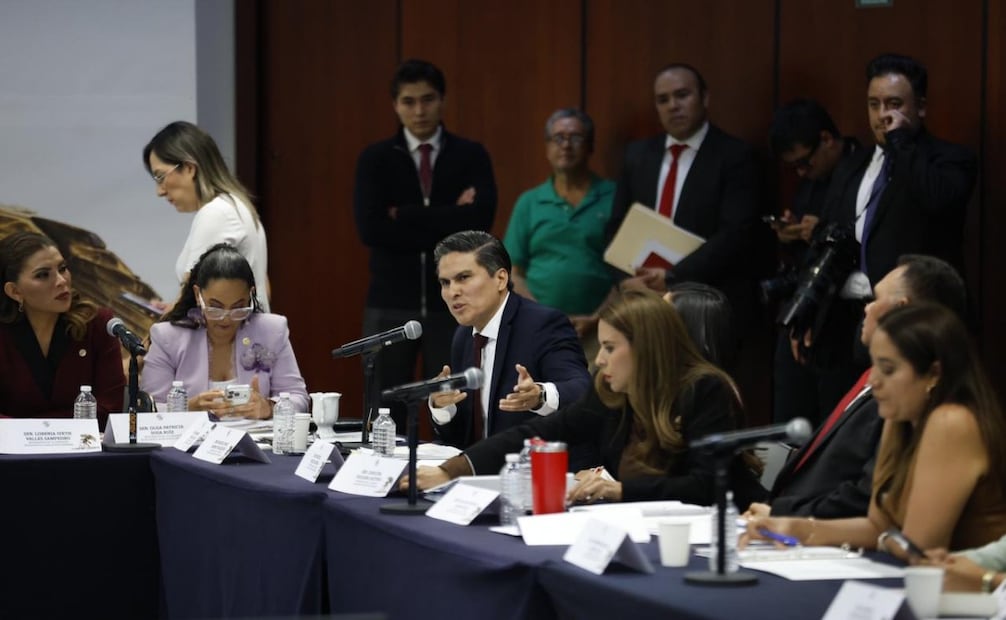 Debate en la Comisiones Puntos constitucionales y de Estudios Legislativos, encabezadas por los senadores Óscar Cantón Zetina y Manuel Huerta Ladrón de Guevara. Foto: Diego Simón Sánchez / EL UNIVERSAL