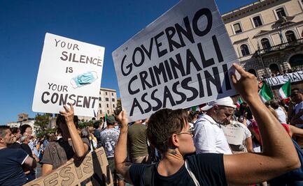 Miles de personas se manifiestan en Roma contra cubrebocas y vacunas