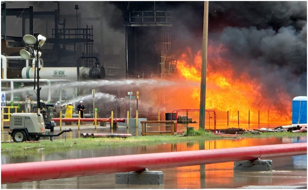 Incendio en refinería de Oaxaca. Foto: Especial