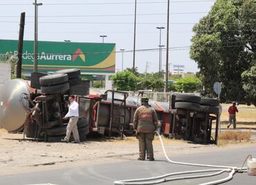 Vuelca pipa frente a planta de Pemex en Sinaloa