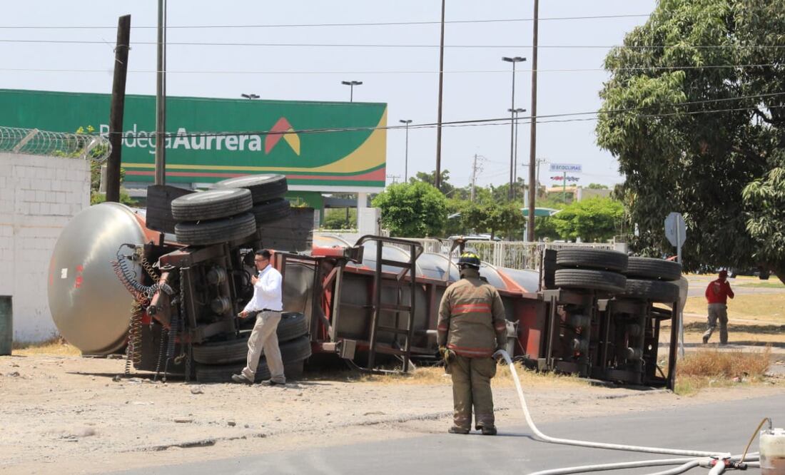 La unidad se volcó sobre su costado derecho, al salirse del pavimento y caer en un desnivel de aguas pluviales / Cortesía