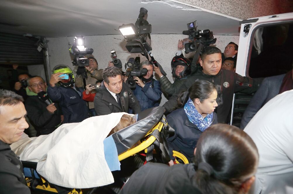 En medio de un fuerte dispositivo de seguridad y cubierta de pies a cabeza, Elba Esther Gordillo llegó a su departamento en Polanco. (VALENTE ROSAS. EL UNIVERSAL)