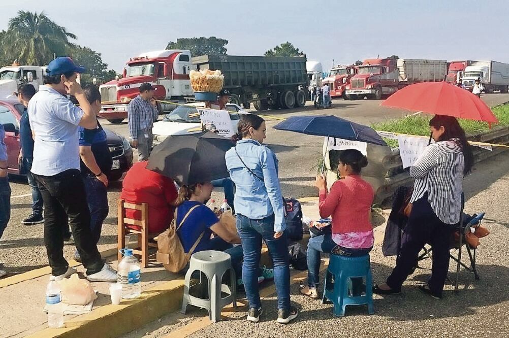 Trabajadores de la Secretaría de Educación impidieron el paso de autos y vehículos de carga a la capital de Tabasco, provocando horas de caos vial. (LUMA LÓPEZ. EL UNIVERSAL)