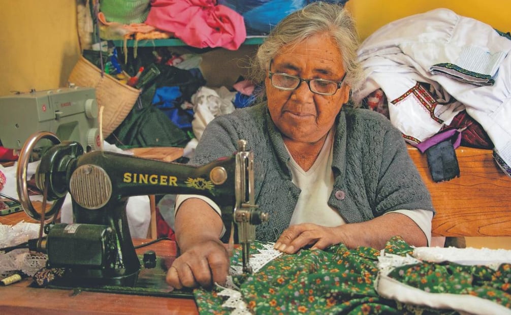 Aurelia Natalia lleva más de 65 años cosiendo la indumentaria tradicional de las familias de Ñuu Snuviko (pueblo donde las nubes bajan), conocido como San Juan Mixtepec. Foto: Juana García / EL UNIVERSAL