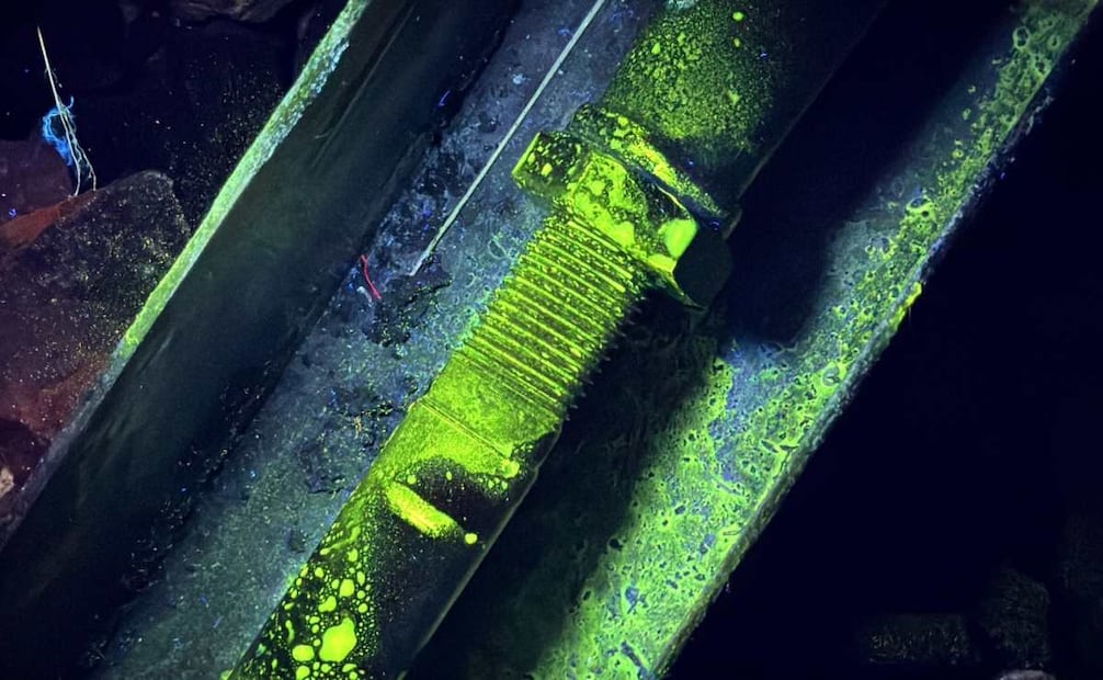 Sistema de Transporte Colectivo realiza revisión de barras de mando en aparatos de cambio de vía en línea 6 y 7.
Foto: Especial.