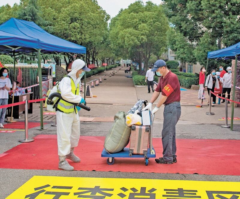 Un trabajador desinfecta las mochilas de estudiantes en Wuhan, provincia de Hubei, el pasado 6 de mayo. Foto: XIAO YIJIU. XINHUA