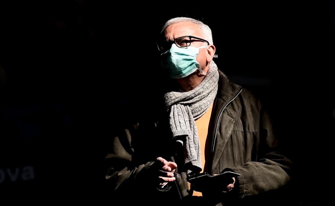 A passenger wearing respiratory mask looks on - Photo: Nicolò Campo/Sipa USA