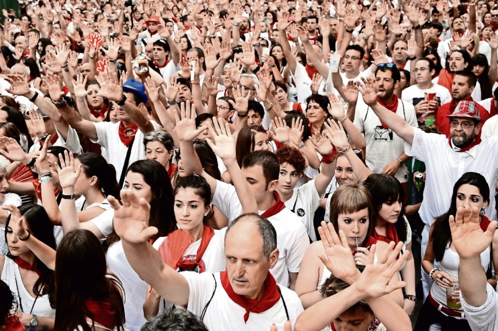 Durante la primera jornada de la fiesta, el pasado jueves 7 de julio, cientos de personas participaron en una concentración para pedir a los asistentes una celebración libre de violencia contra las mujeres (VINCENT WEST. REUTERS)