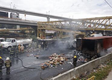 Choque múltiple y tráiler calcinado; cierran la carretera México-Toluca