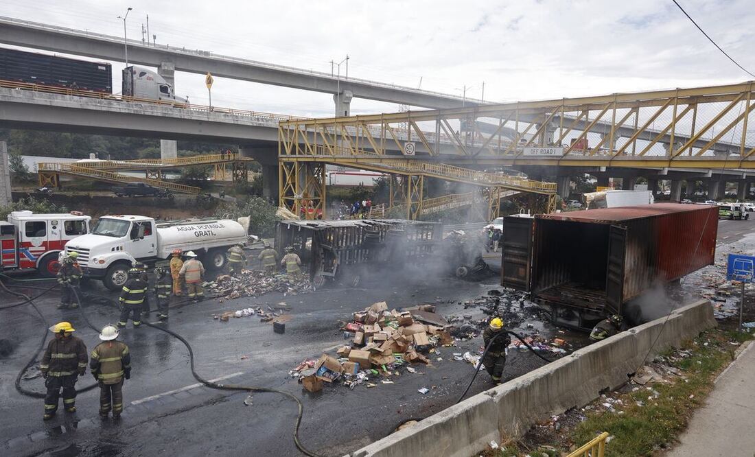 Choque múltiple y tráiler calcinado; cierran la México-Toluca en dirección a Toluca. Foto: Arturo Hernández