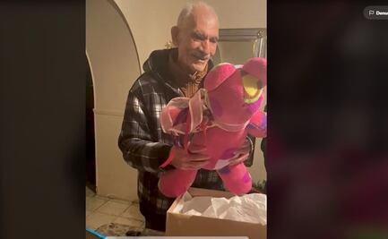Su esposa falleció hace unos meses, le hicieron un peluche con su cobija y su reacción es hermosa
