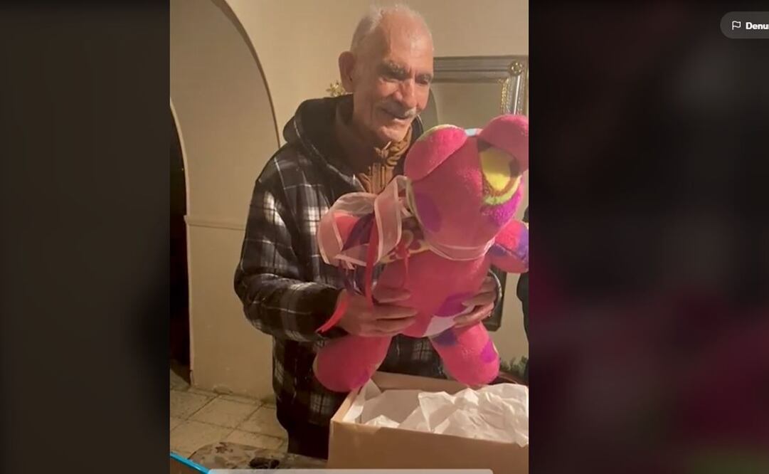 Su esposa falleció hace unos meses, le hicieron un peluche con su cobija y su reacción es hermosa