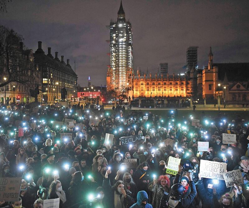 Un centenar de mujeres protestaron por la muerte de Everard. Foto: DANIEL LEAL-OLIVAS. AFP