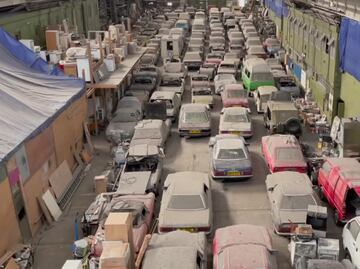 Encuentran 175 autos de colección en una bodega abandonada; serán puestos a subasta