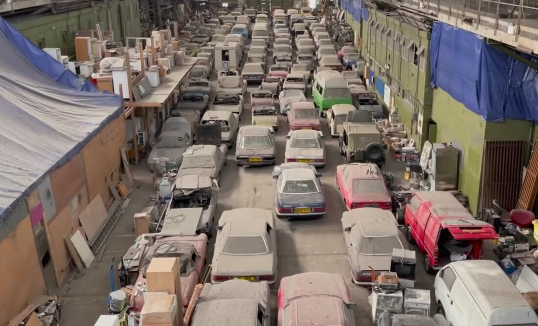 Encuentran 175 autos de colección en una bodega abandonada; serán puestos a subasta