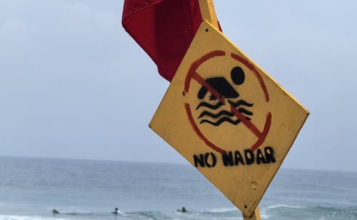 Cofepris identifica cinco playas con concentraciones altas de bacterias; no son aptas para vacacionar, advierte