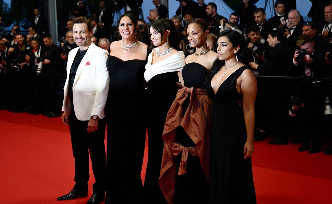 Edgar Ramirez, Karla Sofia Gascón, Selena Gomez, Zoe Saldaña y Adriana Paz en la alfombra roja de "Emilia Pérez". Foto: AFP