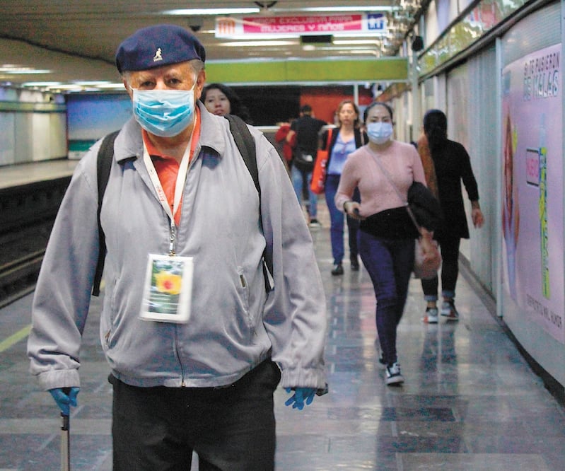 Aunque la afluencia de los capitalinos disminuyó, aún son miles de personas las que utilizan el Metro para trasladarse. Foto: SANDRA BARBA. EL UNIVERSAL