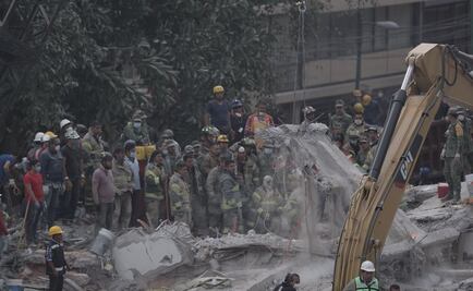 Rescatan a 24 personas de edificio derrumbado en Álvaro Obregón