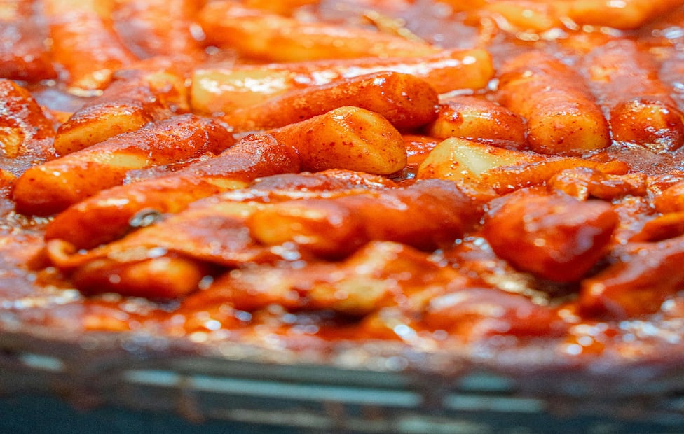 El Tteokbokki es pastel de arroz salteado con pasta de chile rojo, pasteles de pescado y verduras. Foto: @jcomp en Freepik