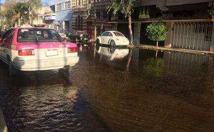 Fuga de agua inunda calles de la colonia Guerrero