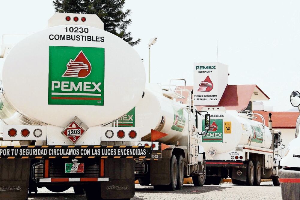 El traslado de combustibles de las TAR de Pemex hacia los expendios de gasolina es un negocio del STPRM y particulares (ARCHIVO EL UNIVERSAL)