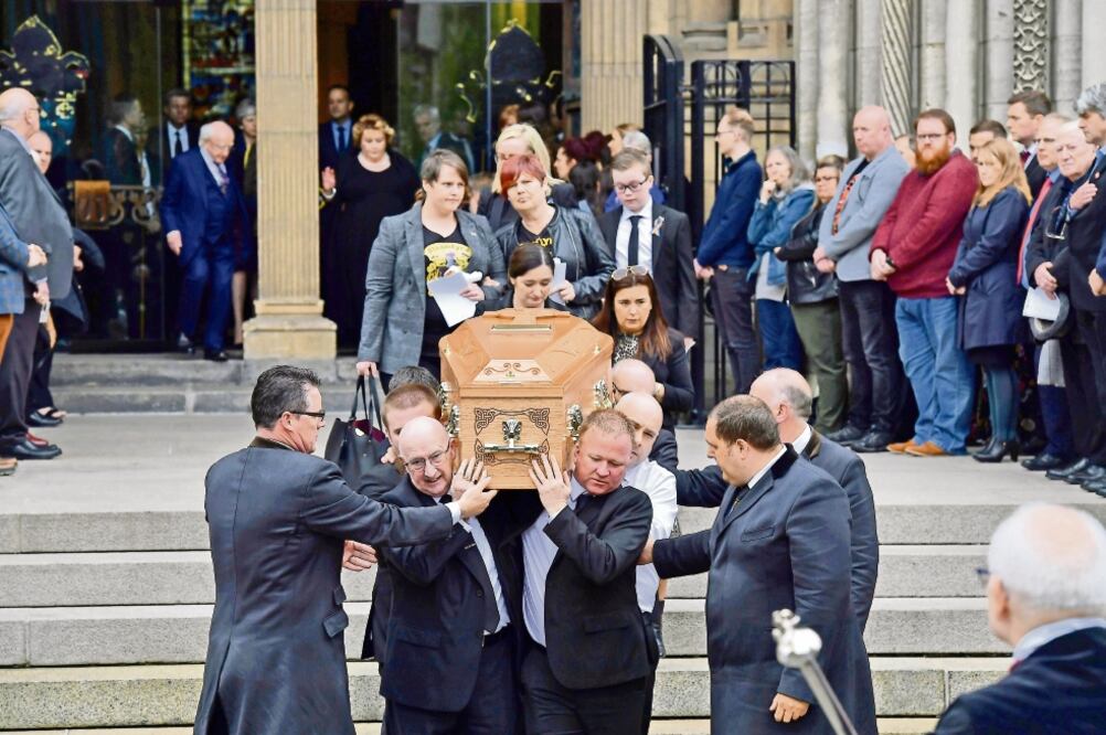 El miércoles, Lyra McKee fue despedida en la catedral de Santa Ana, en Belfast. / REUTERS