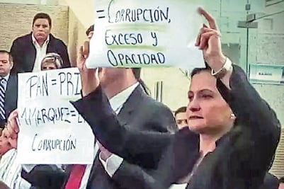 Con protestas, inauguran Palacio Legislativo