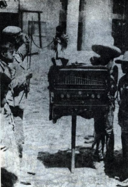 Imagen de un organillero a principios del Siglo XX. Arriba del organillo se alcanza a ver la figura del mono araña vestido de organillero y que era el acompañante tradicional y a quien la gente daba las monedas. Ahora estos animales ya no se ven en las calles. Crédito ESPECIAL.