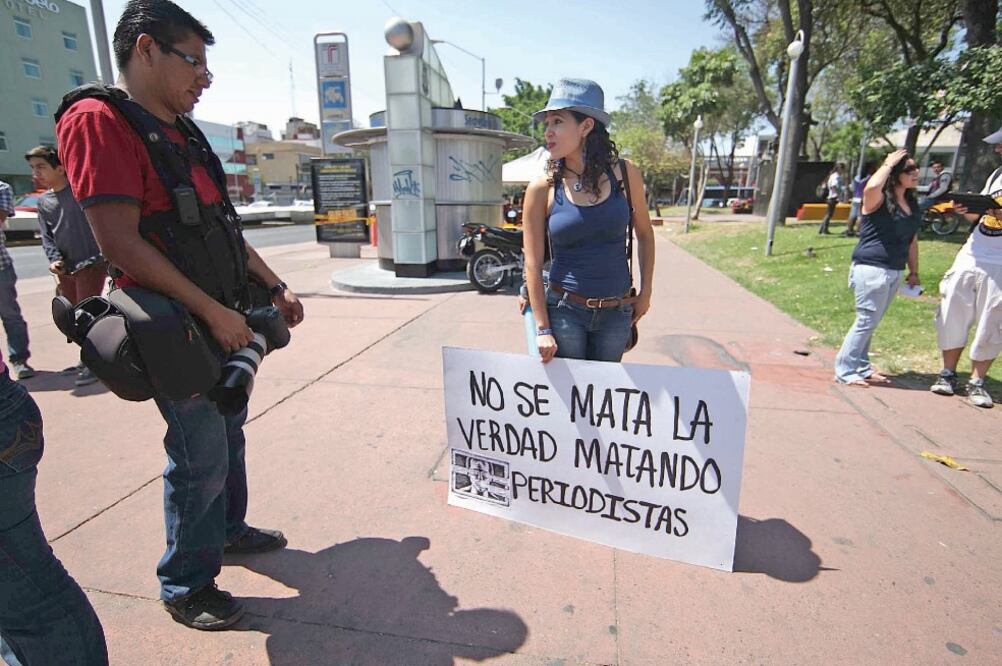 La CNDH emitió ayer un pronunciamiento en el que enfatiza la necesidad de que el Estado salvaguarde a defensores de las garantías individuales, periodistas e instalaciones de los medios (ARCHIVO EL UNIVERSAL)